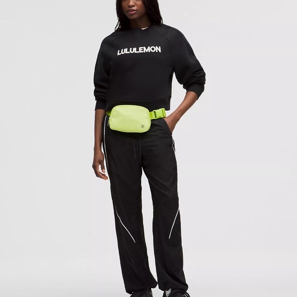 NEW Lululemon Everywhere Belt Bag 1L in Green - Picture 5 of 9